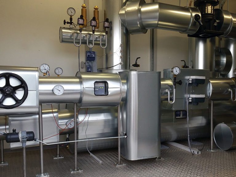Heißwasserstation mit Blechmantel Wärmeschutz